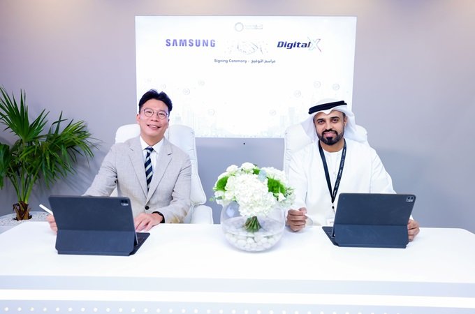 Hamad Karam and Won-il Seo sign the MoU