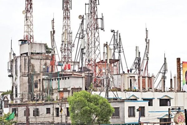 Bangladesh Prepares for 700 MHz Spectrum Auction Amid Industry Push for Full Release and Lower Prices